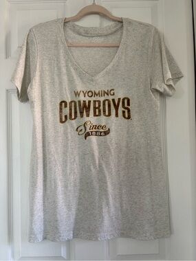 UNIVERSITY OF WYOMING COWBOYS WOMENS TEE XL V NECK EXC CONDITION "GO WYO" !!!